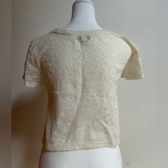 SALE 3️⃣ for $8! 🛍️ XS White/Cream Allover Lace Cropped Tee Express - Picture 3 of 4